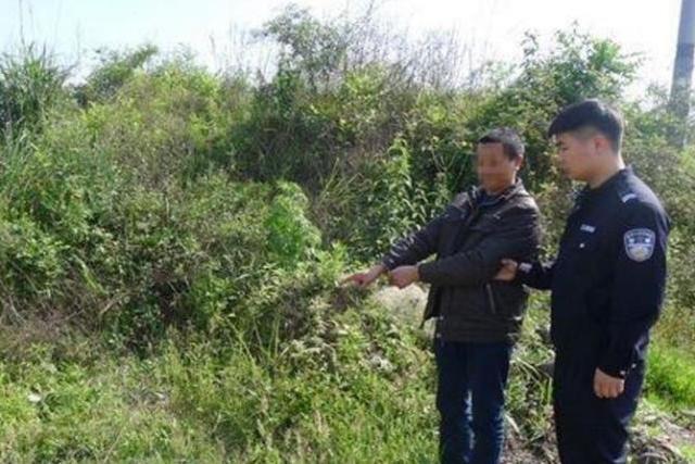 最大胆的盗墓贼, 雇人偷回两个清朝古墓塔, 还摆