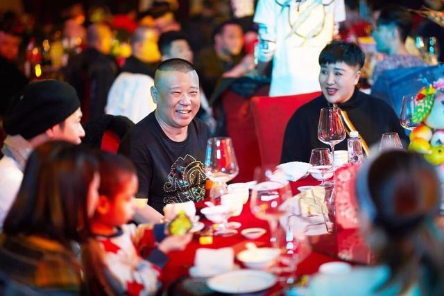 郭德纲生日年会照片曝光, 与王惠分坐两侧的不是于谦而是一位徒弟