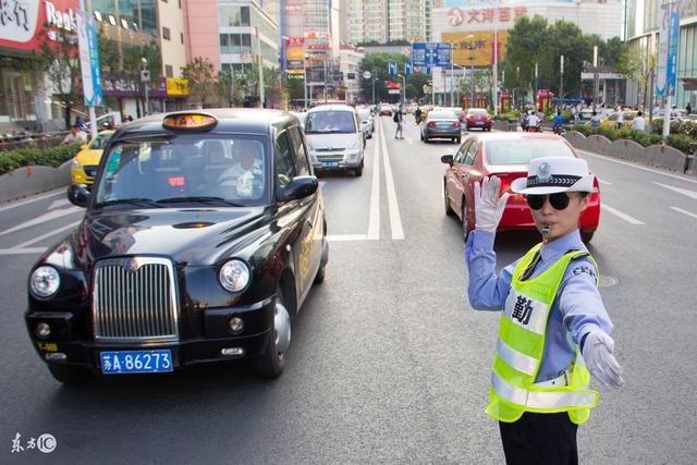 交警提醒:最新交规已实施,2018起4种闯红灯行
