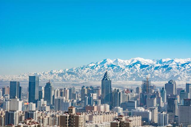 窗含西岭千秋雪,站在市区用肉眼就能看到雪山的城市,成都厉害了