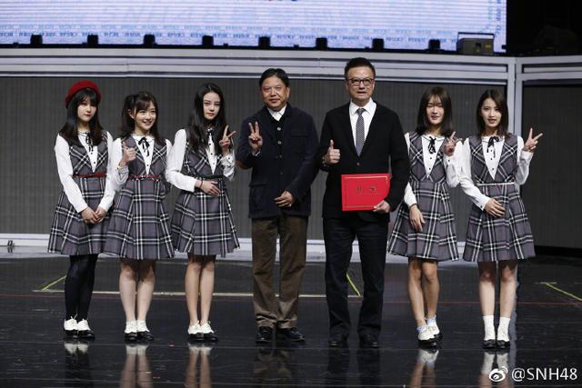 snh48的总裁王子杰先生亲手把聘书递交到向雪怀手先生中,并一起合影