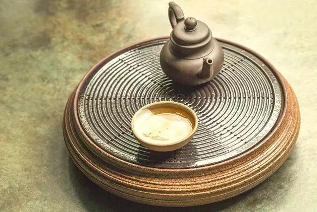 处世圆滑,内心中正,不同流合污而为人谦和