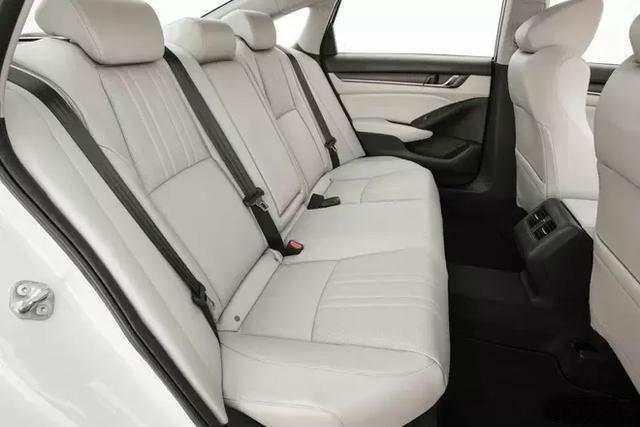 国内首批10代本田雅阁下线, 颜值不输宝马, 油