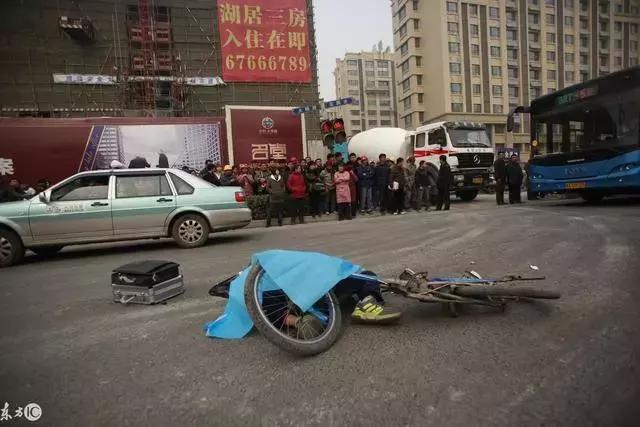 汽车撞人无责也赔 造成了"中国式过马路"