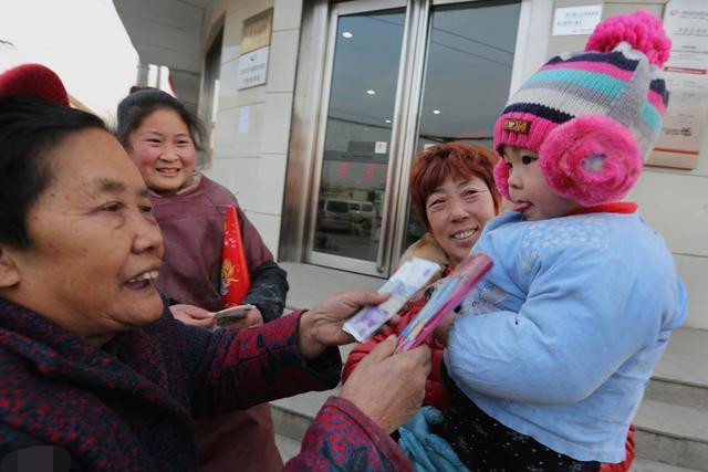 农村过年发压岁钱一般都是发多少100元都拿不出手了吗