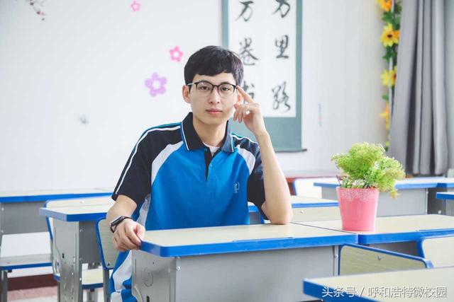呼和浩特两学生再次穿上中学校服回味匆匆岁月