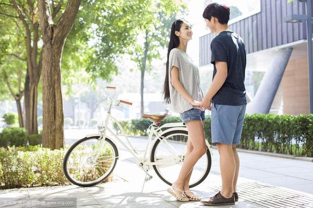 大学男生为啥不愿追女生了?网友回答太现实