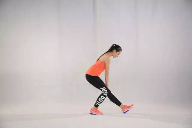 下面介绍一套有效的小腿拉伸动作, 每个动作坚持30秒: 1,拉伸腿部