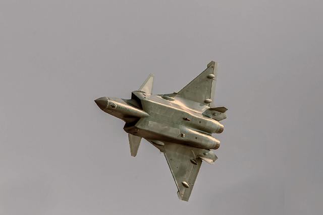 新春第一惊喜!歼20舰载验证机或即将进行实机