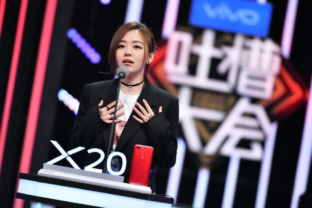 张靓颖吐槽大会造型解析,西装外套颇有老板范