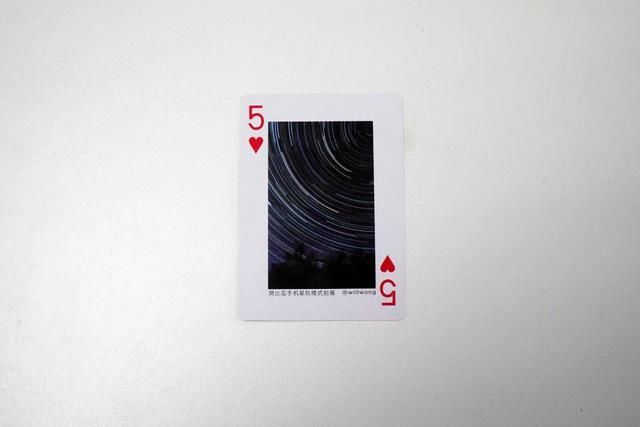 白眼镜又来了!这次他的照片被印到了努比亚扑