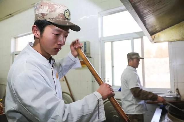 为什么改革后,解放军炊事班依然保留编制?揭秘原因,当之无愧