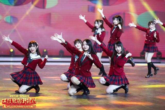 满屏大长腿来袭,盘点snh48登陆的狗年春晚舞台