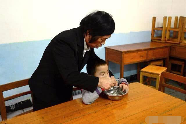 媳妇不满意婆婆带孩子,婆婆只问了儿媳三个问