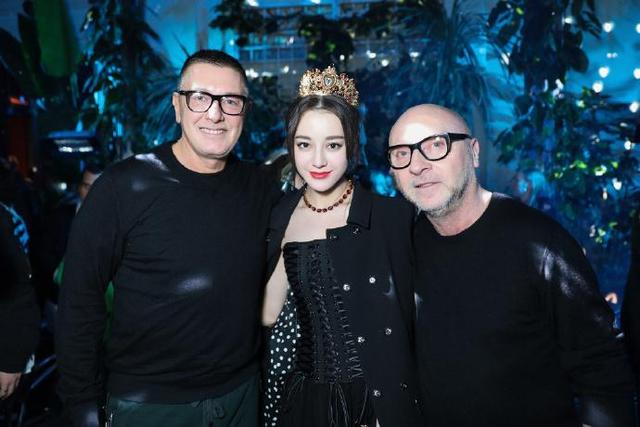 迪丽热巴王俊凯同框看秀,一个戴皇冠似公主,一