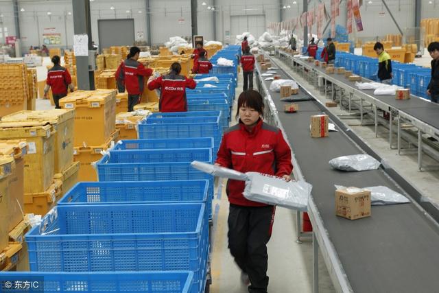 京东仓储经理陪员工加班到凌晨2点,站着都能睡