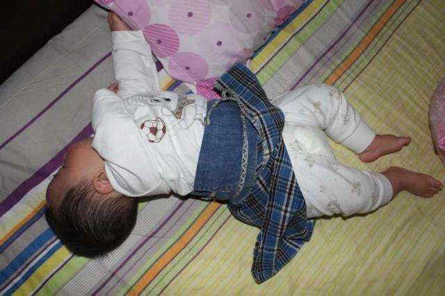1岁宝宝走路呈欠脚姿势,就因为5个月开始孩子