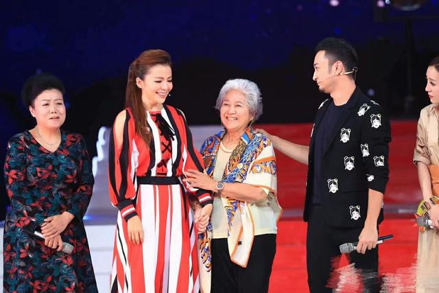 朱迅大手术只守半小时,却陪健康的大女儿,高知