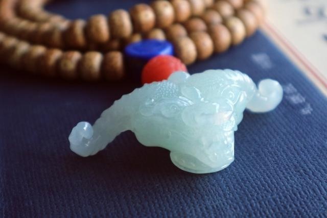 带翡翠有什么好处呢?