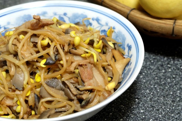 黄豆芽和蘑菇一起这么烧从小吃到大总也吃不够