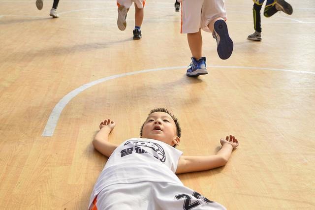 孩子打篮球除了能长高,这几点能影响孩子的未