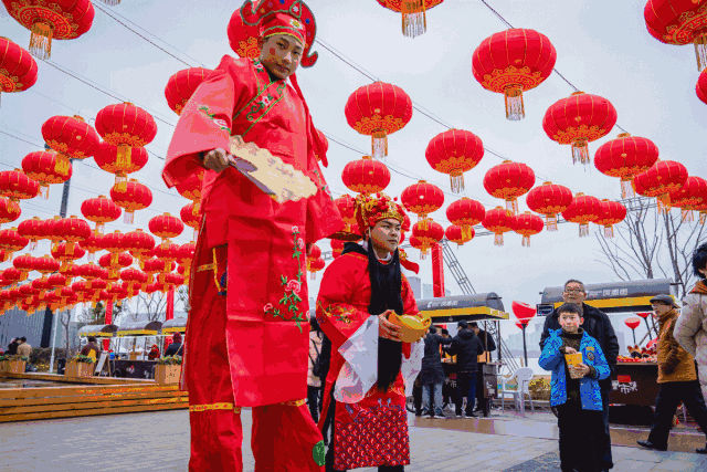 还有平时难得一见的传统民俗活动:财神cos,画糖人,踩高跷,变脸节目等