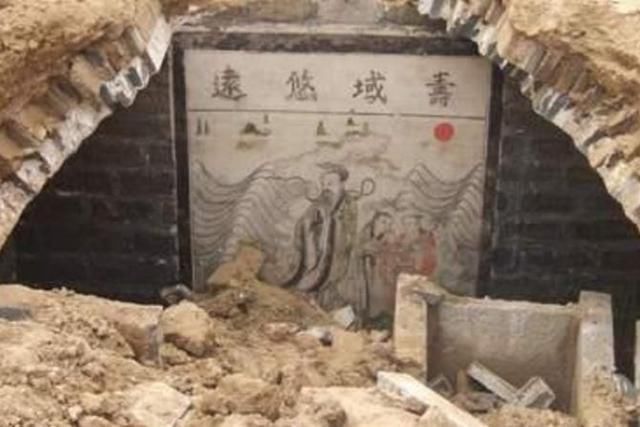 一春秋古墓满是盗洞,陪葬品却一件不少,打开墓室专家