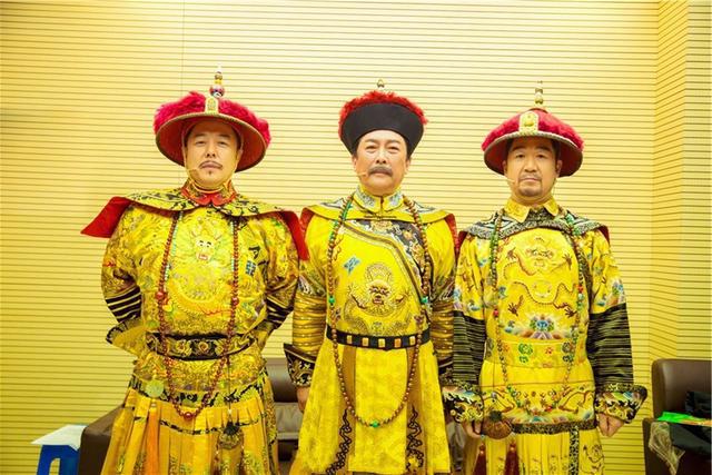 张国立张铁林唐国强三位皇帝同台谁最有气势一目了然