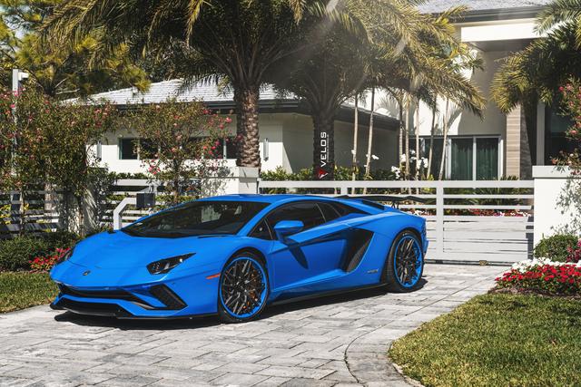 兰博基尼aventador s 蓝色车身美图,轮毂很配!