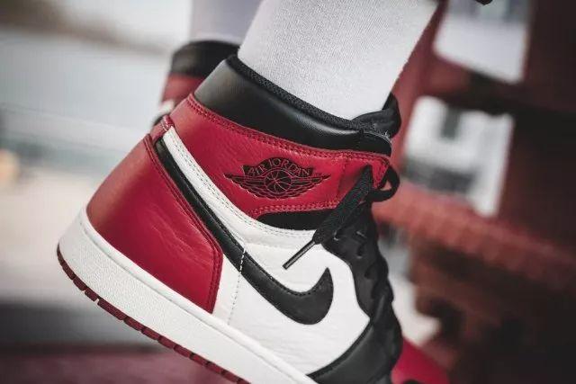 耐克新鞋发售惊动武汉半城潮人 一大早排起百