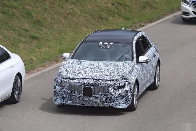 这款2厢奔驰只卖20多万, 内饰堪比S级, 迈腾汗