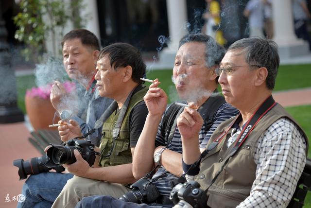 经常咳嗽、运动后气短?老烟民要警惕患上慢阻