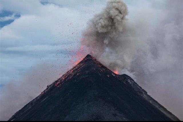 菲律宾马荣火山爆发 住户紧急疏散