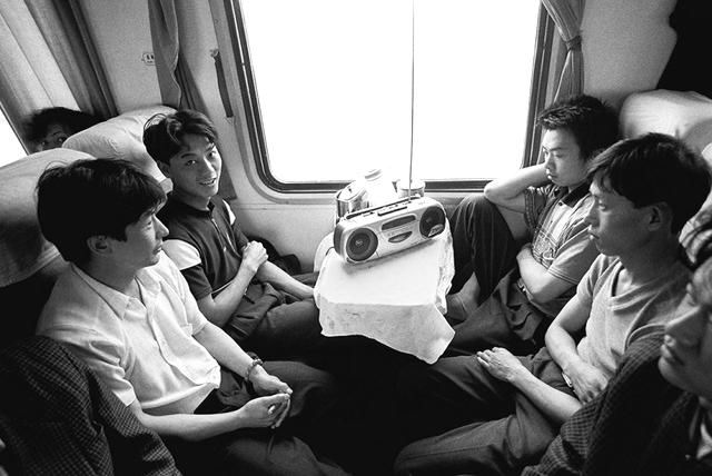 80年代绿皮火车上这样解闷!不低头不玩手机,也