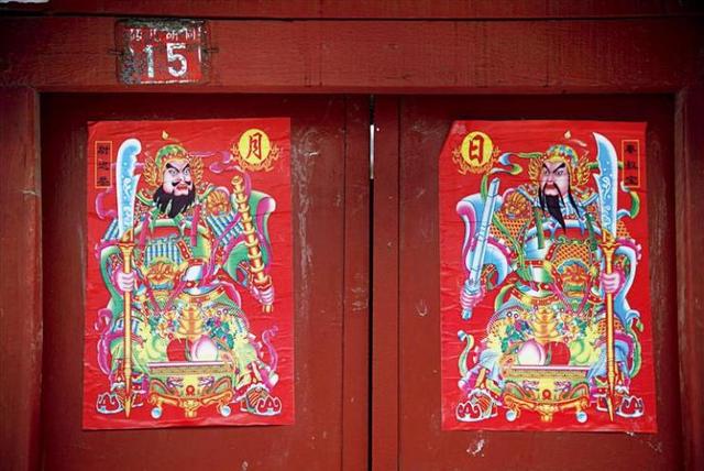 过年贴春联,贴门神,二个地方坚决不能碰!不然来年没财又没福