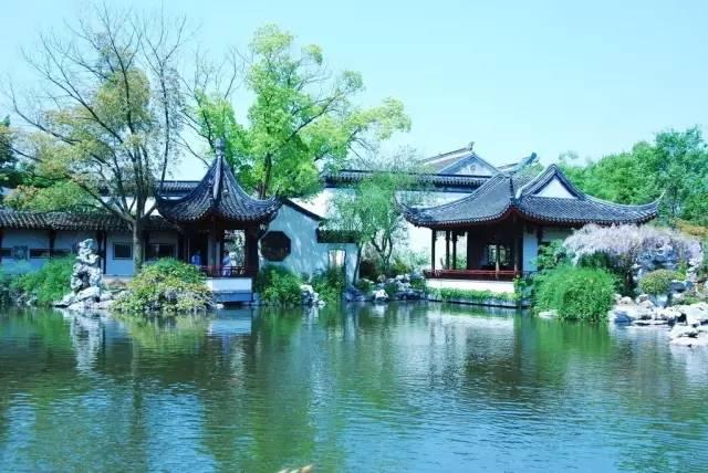 精致的亭台楼阁,温柔的吴侬软语,小桥流水,白墙黛瓦,春日行走在苏州