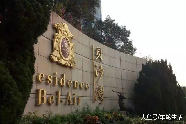 香港最贵的小区, 地下车库豪车无数, 保时捷只能