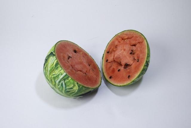 看起来是根黄瓜剥开之后却是一根香蕉你想吃嘛