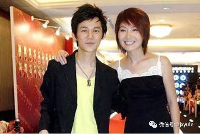 43岁何炅全家照曝光，12岁儿子五官与何炅酷似，老婆好漂亮！