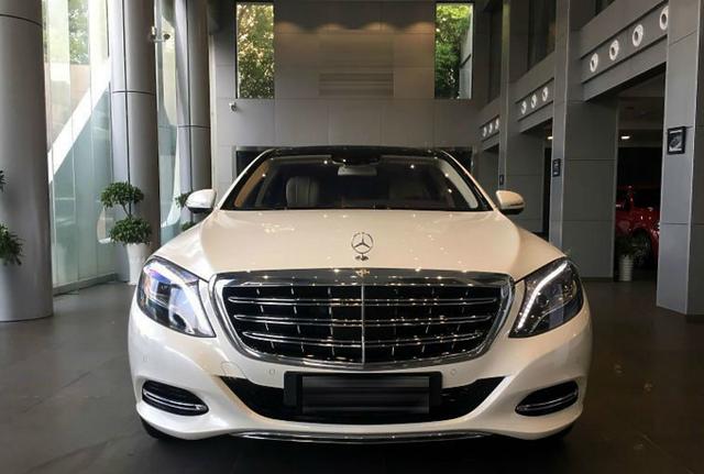 身价上亿的老板也爱二手车,看到这辆白色奔驰迈巴赫后“入迷”了