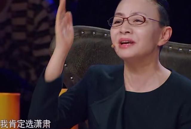 一向严肃的凌潇肃因为宋丹丹选了他,还调皮地做了个"欧耶"的手势.