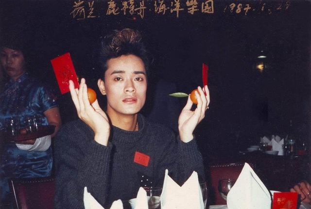 首唱《弯弯的月亮》红遍全国，29岁告别歌坛，40岁离世死因成谜