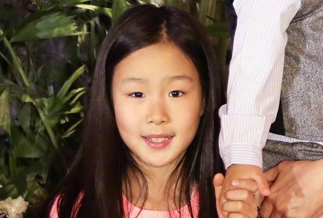 小女儿哭了!姐姐连小龅牙都神似王祖贤,妹妹却随了佟大为大小眼