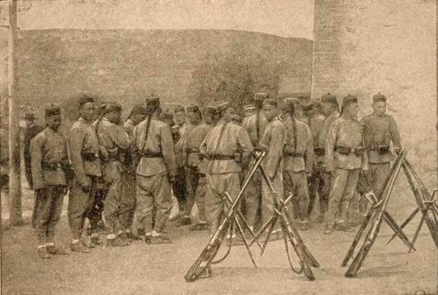 老照片:张勋率领5000辫子兵拥溥仪复辟，仅仅12天溥仪就哭着退位