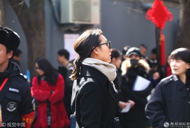 万人迷陈好任中戏考官 拎大牌包现身皮肤姣好