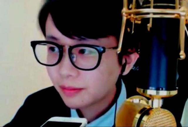 伪娘主播轩墨宝宝被捧掰弯男粉,早年男装照曝光判若两人!