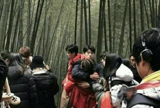 鬼鬼吴映洁和魏大勋在节目里勾肩加喂食, 白敬