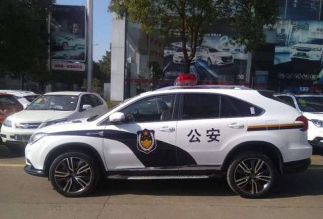 油耗5升,加速4.9秒,比亚迪做警车超跑也害怕!