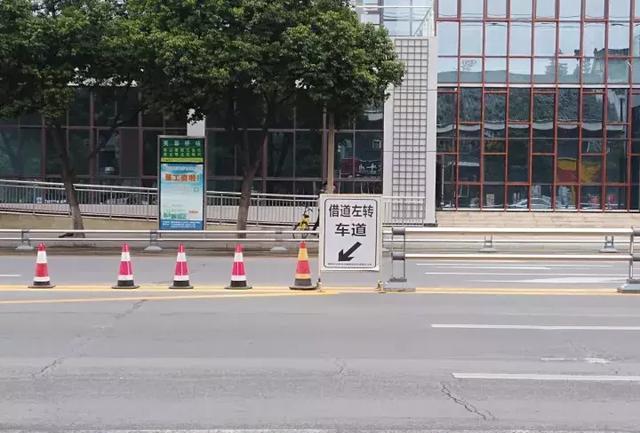 绵阳芙蓉桥路口设置首个借道左转您看清楚了再转
