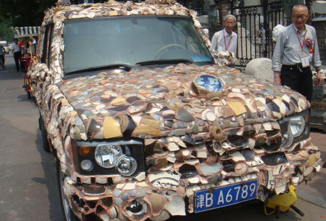 豪车路虎车身上贴满了碎片，车价却翻了好几倍